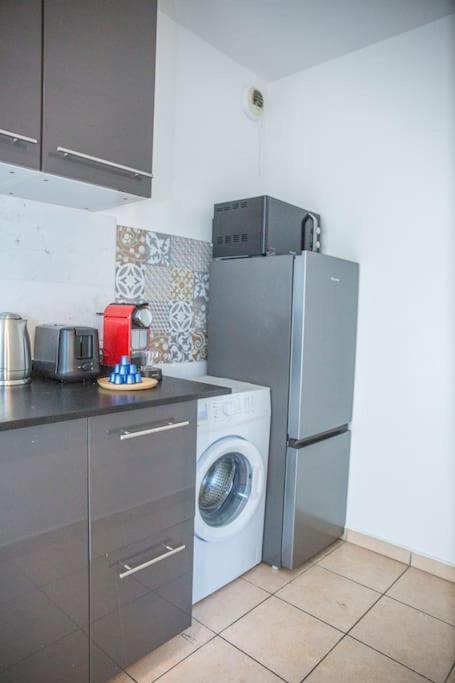 Grand 2 Pieces Balcon Parking Porte Paris Aubervilliers Exterior photo